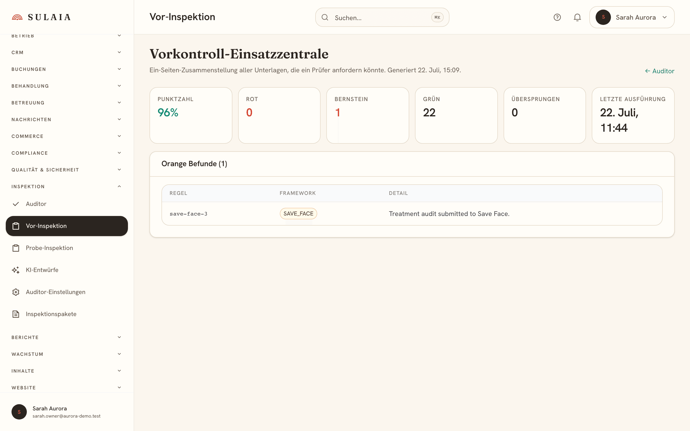 Der Pre-Inspection War Room zeigt eine Audit-Bewertung, Rot-/Gelb-/Grün-Zähler und eine Liste von Gelbfunden.