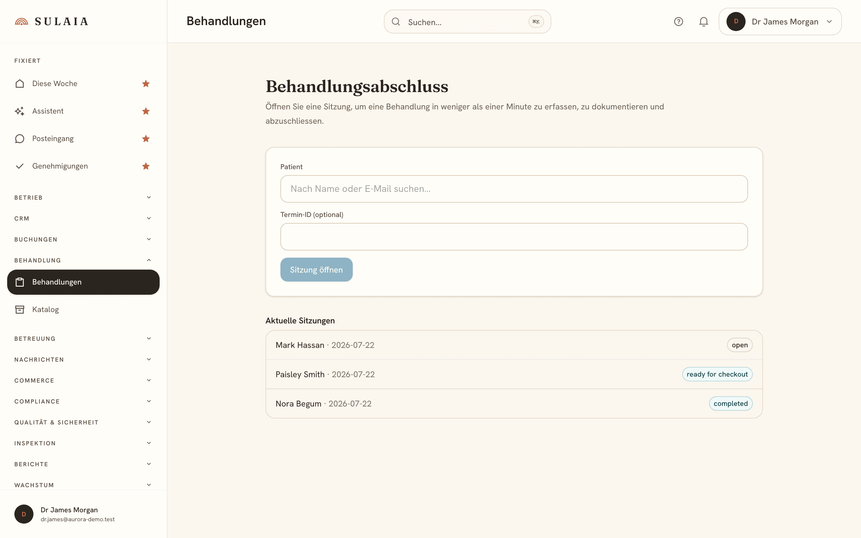 Der Behandlungs-Abschlussbildschirm mit klinischen Aufzeichnungen, verwendeten Produkten mit Chargennummern und einem signierten Evidenztresor.