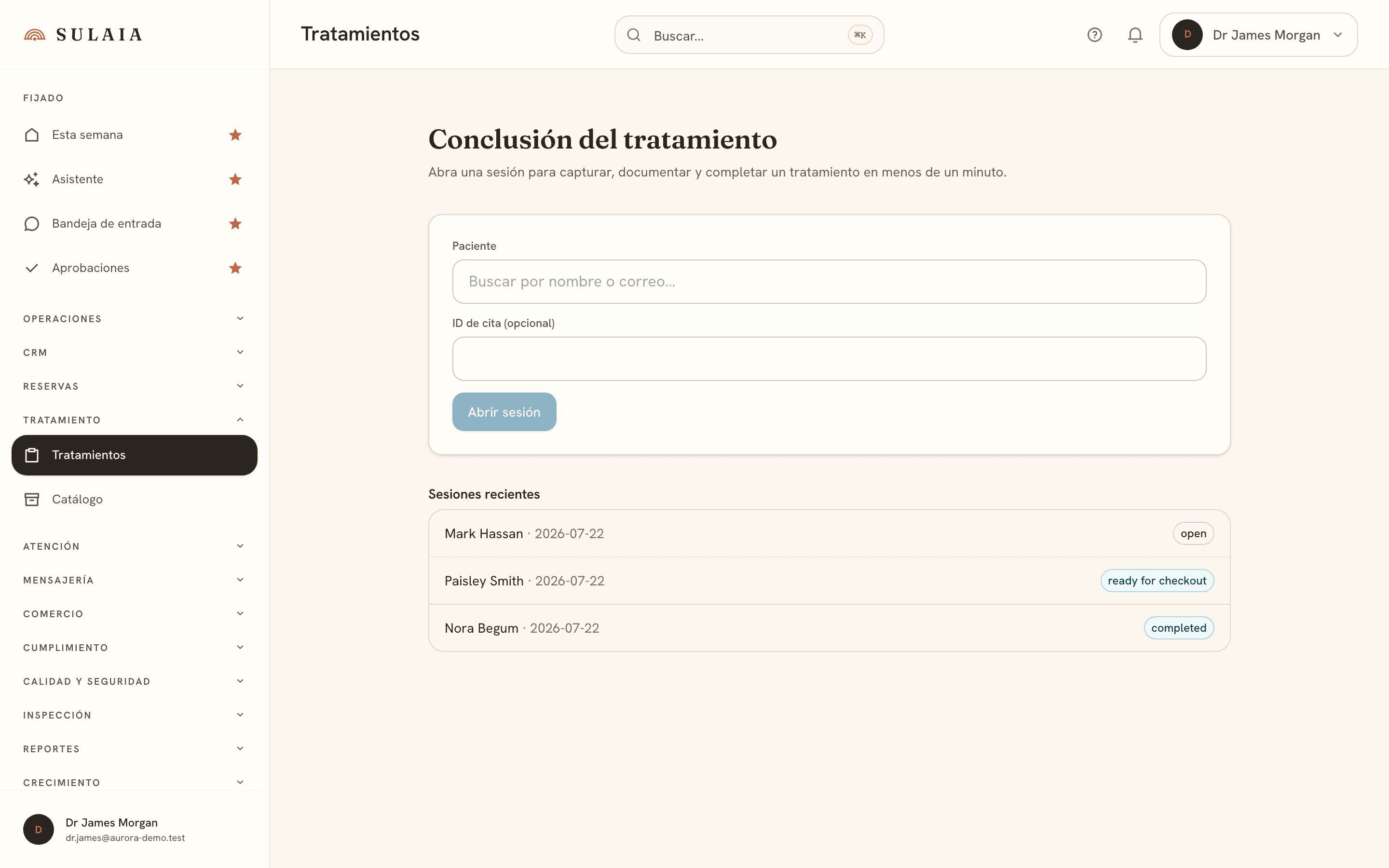 La pantalla de finalización de tratamiento mostrando el registro clínico, productos utilizados con números de lote y una bóveda de pruebas firmada.